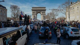 Konvoj slobody dorazil aj do Paríža. Polícii sa podarilo demonštrantov na Champs-Élysées rozohnať až slzotvorným plynom