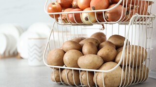 Zlí potravinoví susedia: Viete, čo škodí pri uskladnení zemiakom alebo uhorkám?