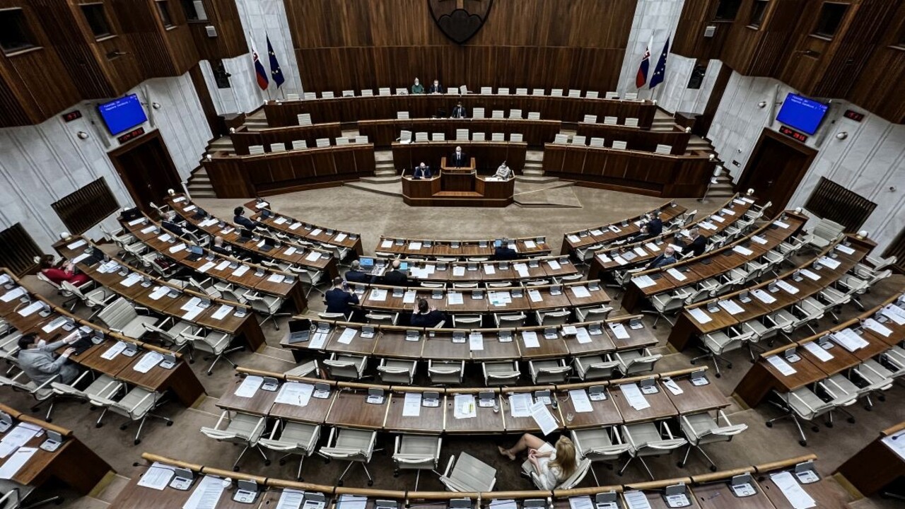 Ľudia v referende o skrátení volebného obdobia hlasovať nebudú. Návrh na zmenu ústavy neprešiel