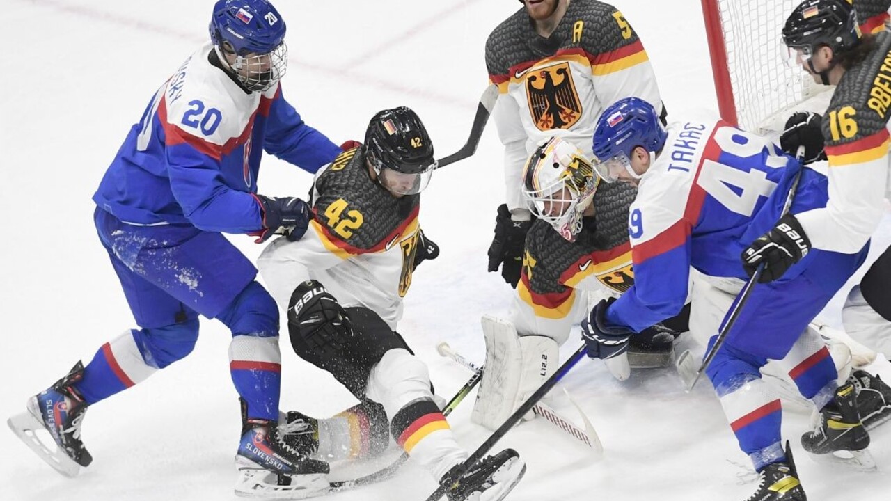 V nemeckom tábore vládne po prehre so Slovákmi ponurá nálada. Tréner za to viní úzke klzisko