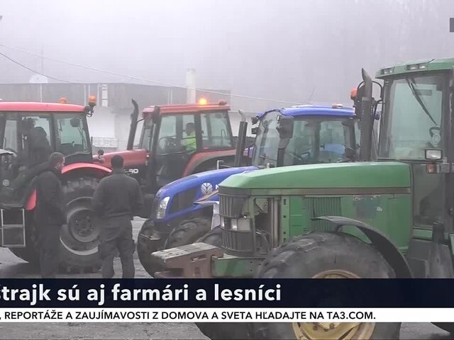 K autodopravcom sa pridali aj farmári. Poľnohospodárskymi strojmi obmedzujú premávku na priechode Dargov