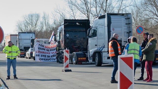 FOTO: Autodopravcovia prerušujú protest v Kútoch, avizujú však blokáciu iných hraničných priechodov