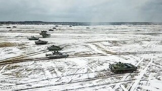 Tanky a obrnená technika sa podľa Ruska z vojenských cvičení už mali vrátiť