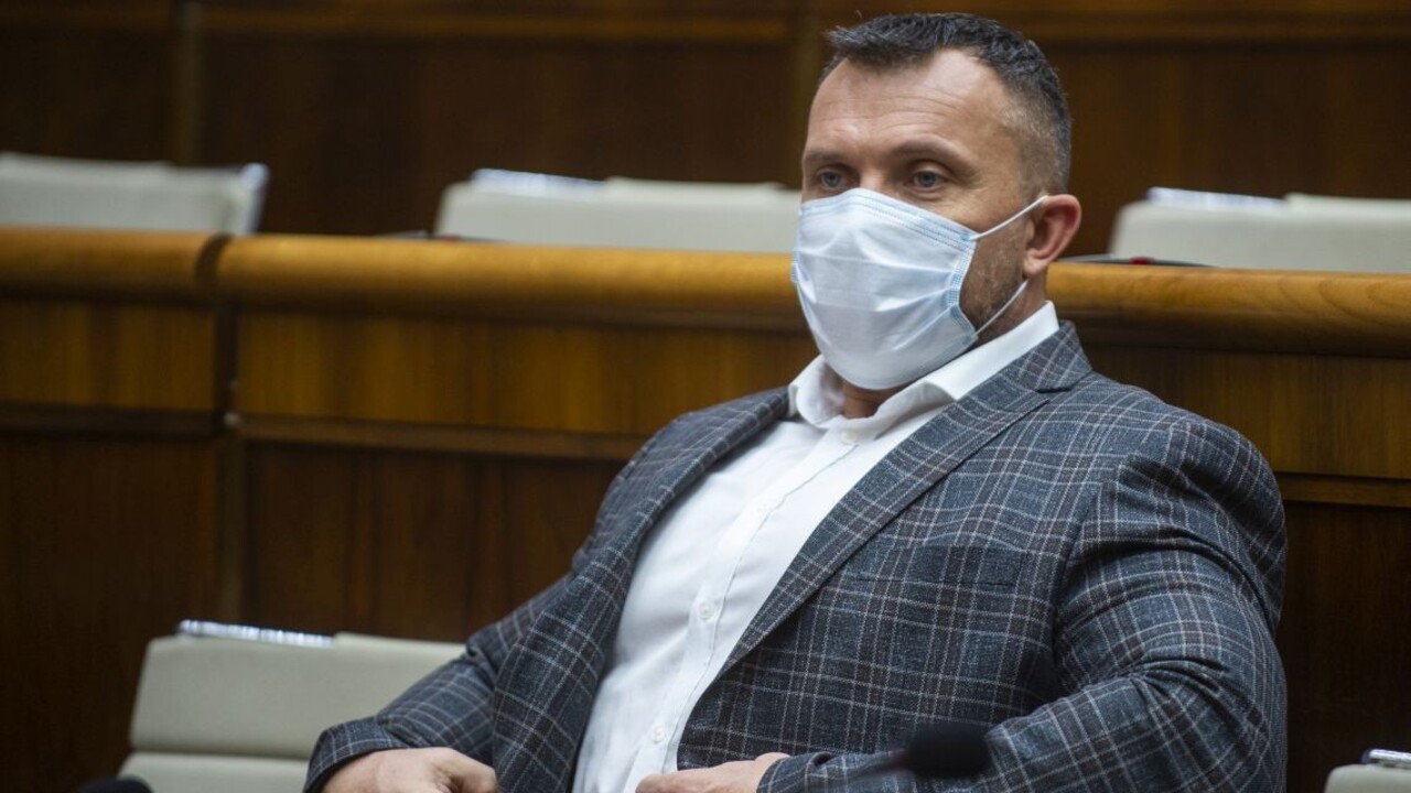 Poslanec Suja dostal pokutu. Za obliatie Matoviča zaplatí tisíc eur