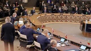 Ministri obrany NATO vyzývajú Rusko, aby si zvolilo cestu diplomacie. Situáciou na Ukrajine sú naďalej znepokojení