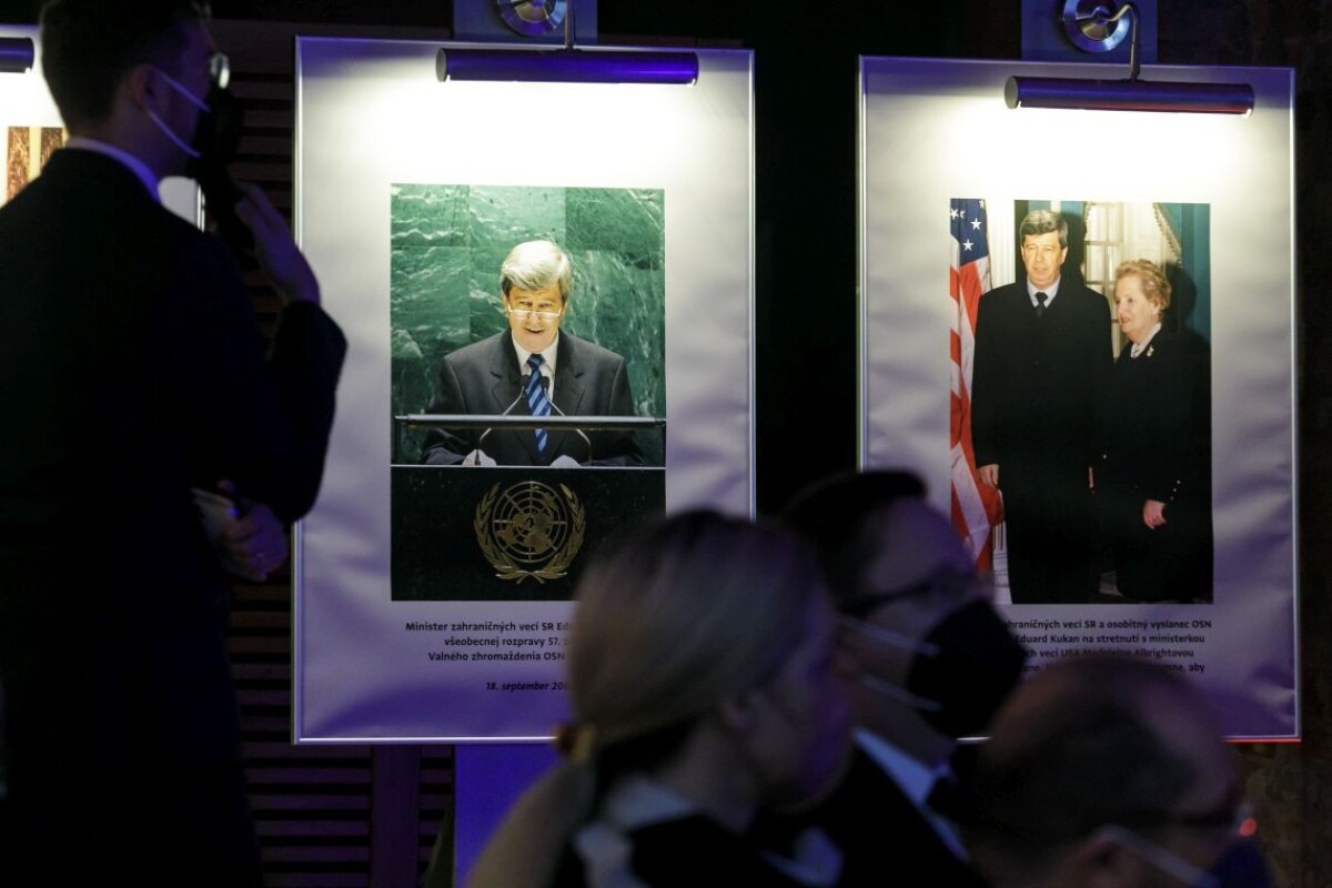 Prítomní si prezerajú fotografie počas spomienkového podujatia na počesť bývalého ministra zahraničných vecí SR Eduarda Kukana.