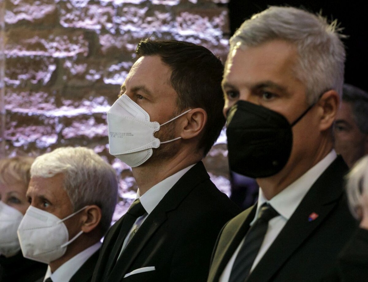 Na snímke sprava minister zahraničných vecí a európskych záležitostí Ivan Korčok (nominant SaS), premiér Eduard Heger (OĽaNO) a bývalý predseda vlády SR Mikuláš Dzurinda.