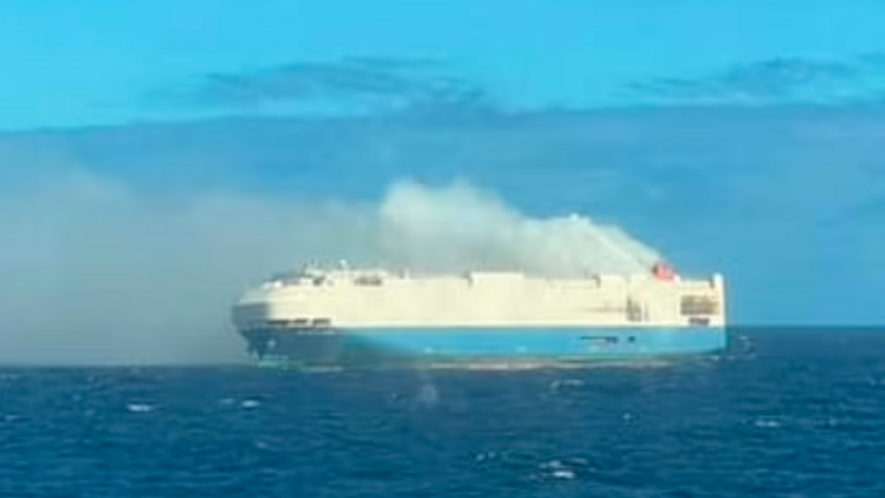 Atlantikom sa plaví opustená 200-metrová loď, do USA mala prepraviť tisícky nových áut