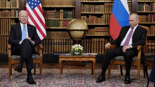 Macron navrhol Putinovi a Bidenovi spoločný summit. Konať by sa však mal iba v prípade, ak Moskva nezaútočí na Ukrajinu