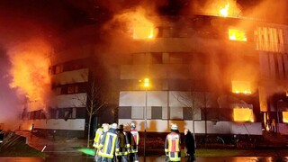 V nemeckom meste Essen vypukol rozsiahly požiar v bytovom komplexe. Hasiči s ním bojujú už niekoľko hodín