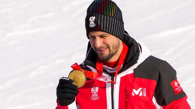 Rakúsky lyžiar Johannes Strolz sa teší zo zlatej medaily v alpskej kombinácii mužov v stredisku v Jen-čchingu počas ZOH 2022 v Pekingu vo štvrtok 10. februára 2022.