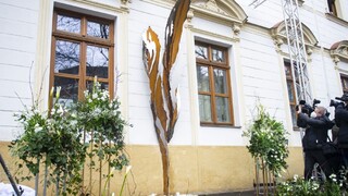 FOTO: Odhalili pamätník pre Kuciaka a Kušnírovú, symbolizuje otvorenú ranu