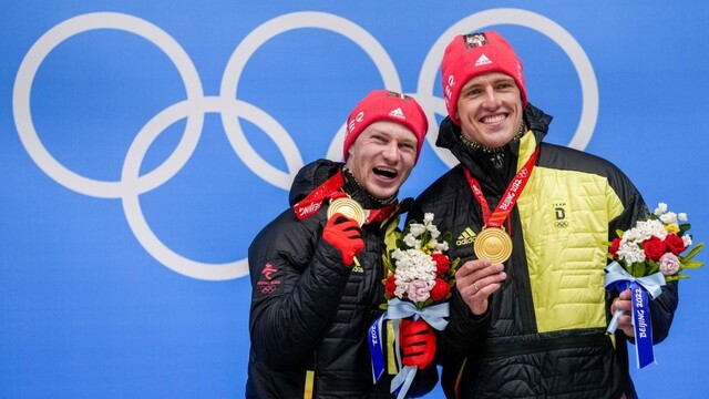 Nemeckí bobisti Francesco Friedrich a Thorsten Margis pózujú na pódiu so zlatými medailami po súťaži dvojbobov na ZOH 2022 v Pekingu, v stredisku Jen-čching 15. februára 2022.