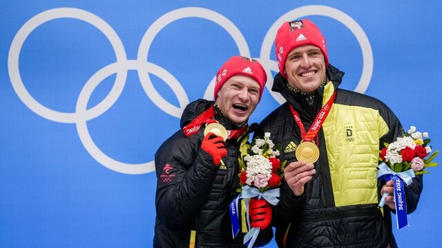 Nemeckí bobisti Francesco Friedrich a Thorsten Margis pózujú na pódiu so zlatými medailami po súťaži dvojbobov na ZOH 2022 v Pekingu, v stredisku Jen-čching 15. februára 2022.