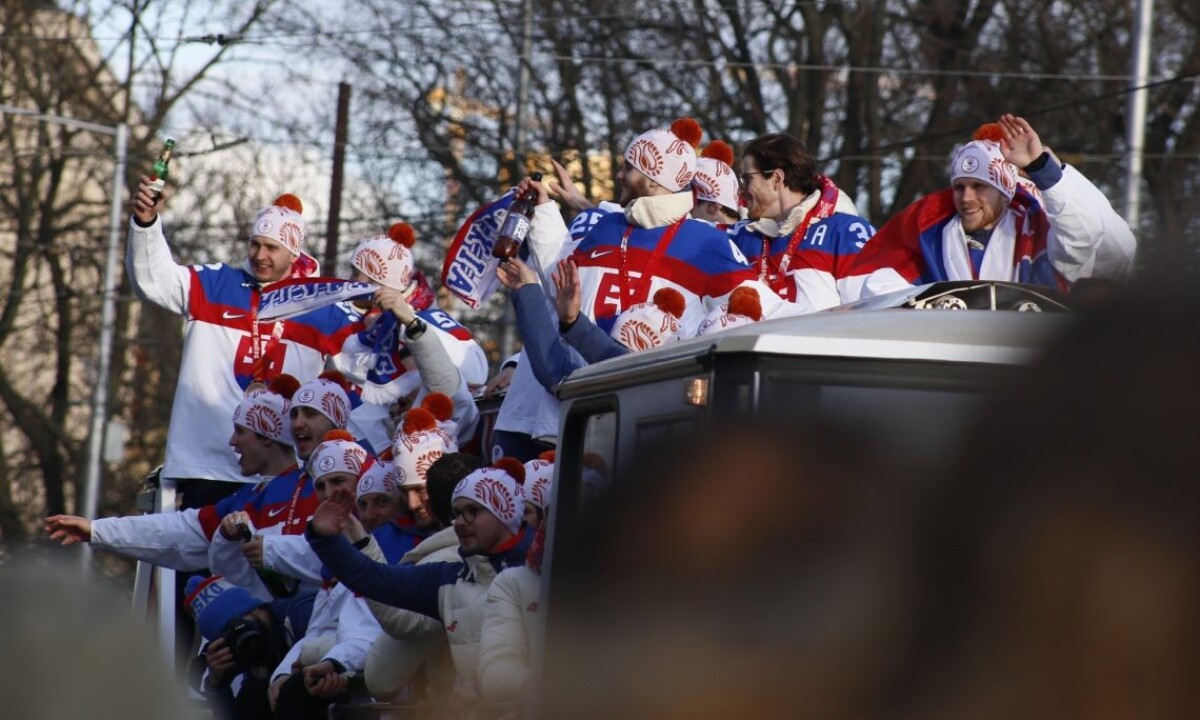 Hokejisti oslavujú bronzové medaily.