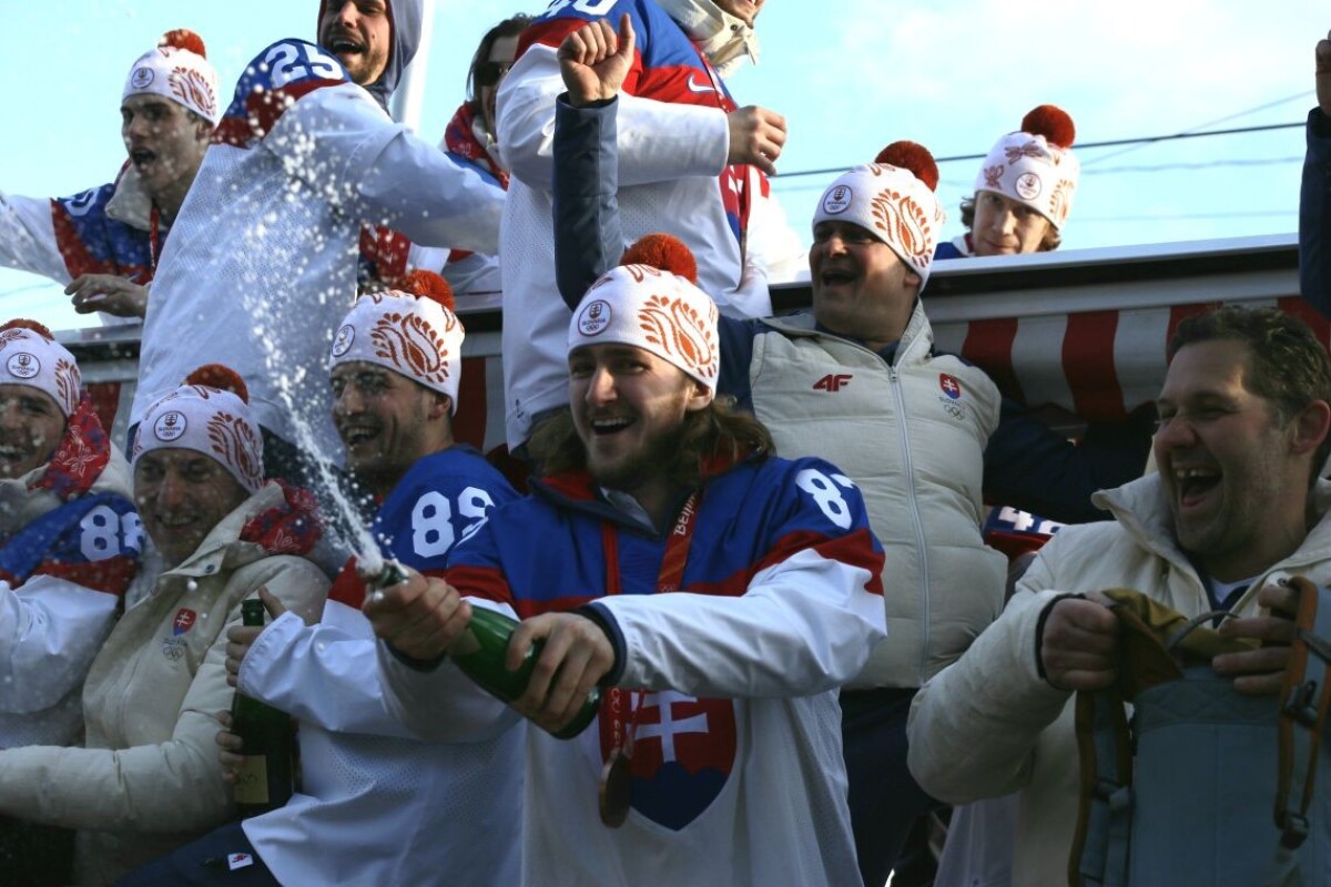 Hokejisti oslavujú bronzové medaily.