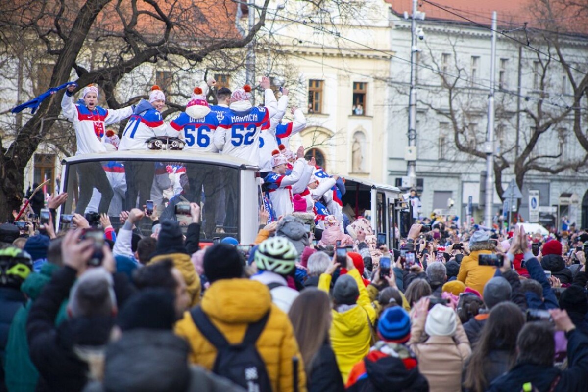 Hokejisti oslavujú bronzové medaily.