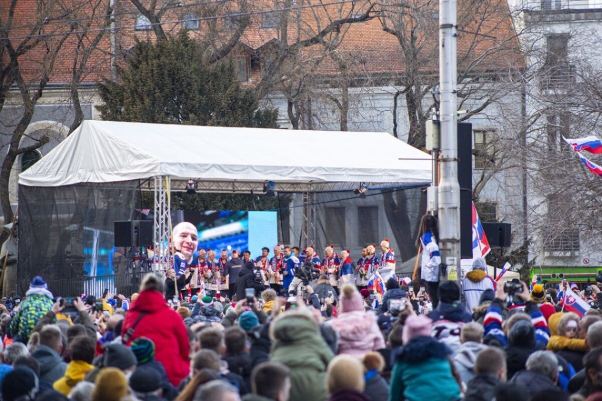 Hokejisti oslavujú bronzové medaily.