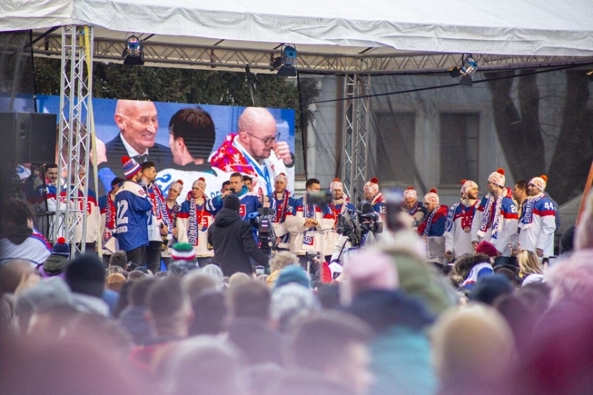 Hokejisti oslavujú bronzové medaily.