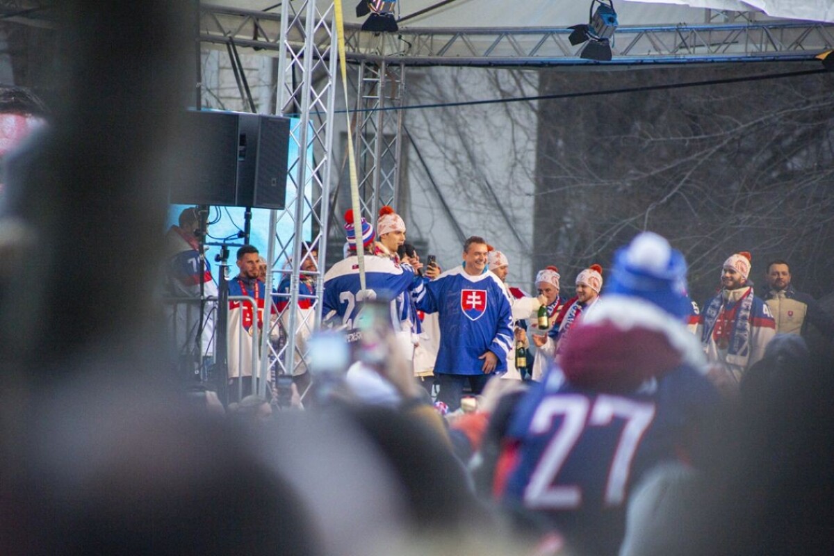 Hokejisti oslavujú bronzové medaily.