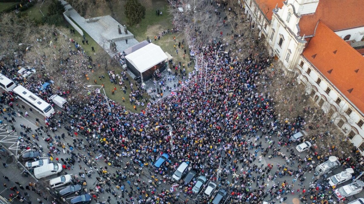 Hokejisti oslavujú bronzové medaily.