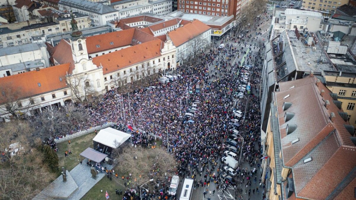 Hokejisti oslavujú bronzové medaily.