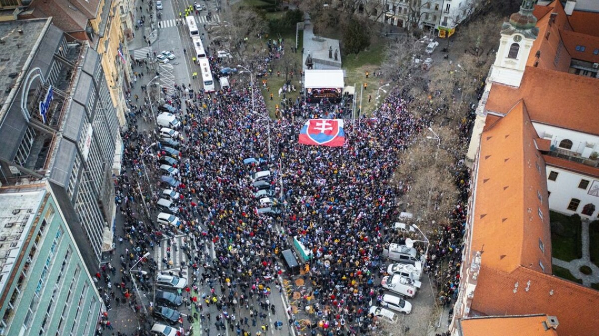 Hokejisti oslavujú bronzové medaily.