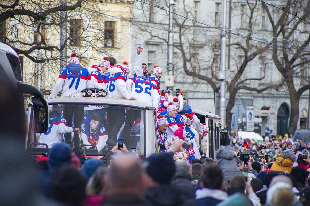 Hokejisti oslavujú bronzové medaily.