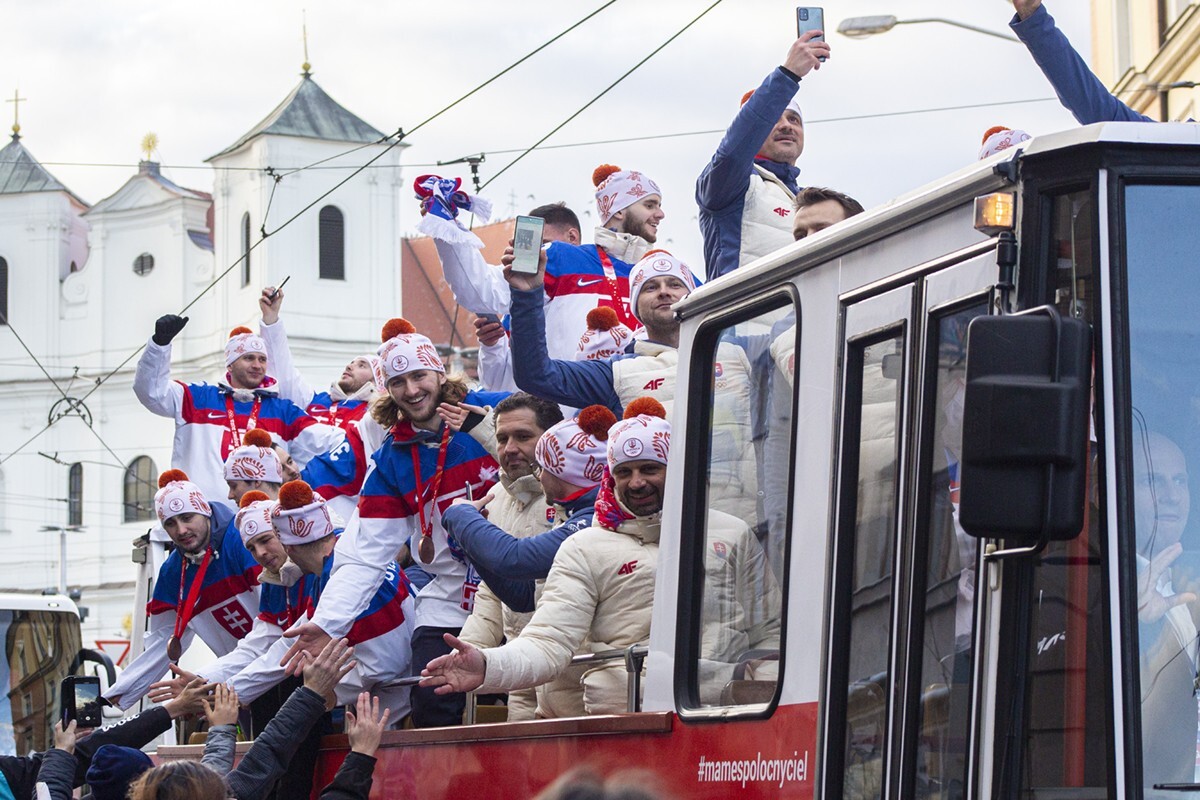 Hokejisti oslavujú bronzové medaily.