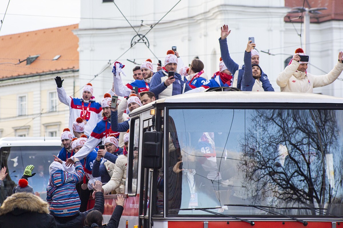 Hokejisti oslavujú bronzové medaily.