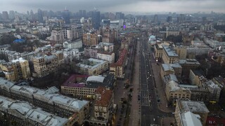 V Kyjeve bolo počuť v utorok ráno najmenej tri silné explózie