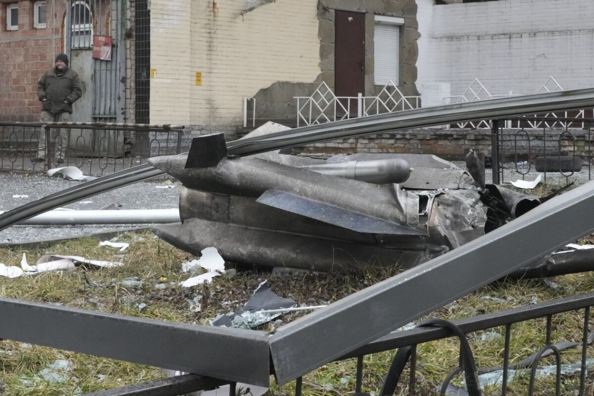 Muž si prezerá materiálne škody po ostreľovaní ruskou armádou v Kyjeve.