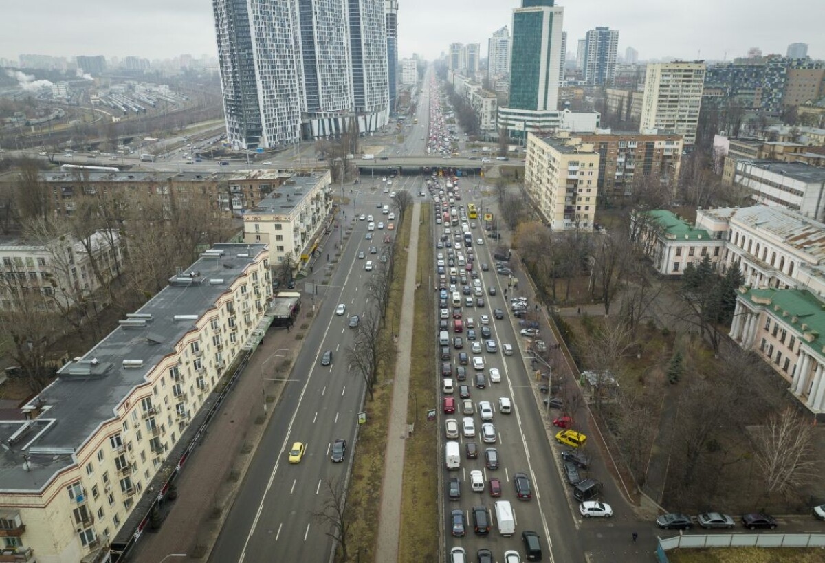 dopravné zápchy, keď ľudia opúšťajú ukrajinskú metropolu Kyjev vo štvrtok 24. februára.