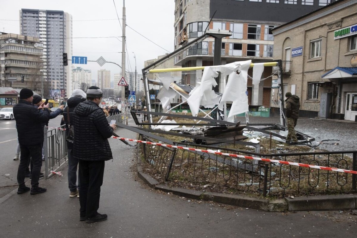 Ľudia kontrolujú materiálne škody po ostreľovaní ruskou armádou v Kyjeve.