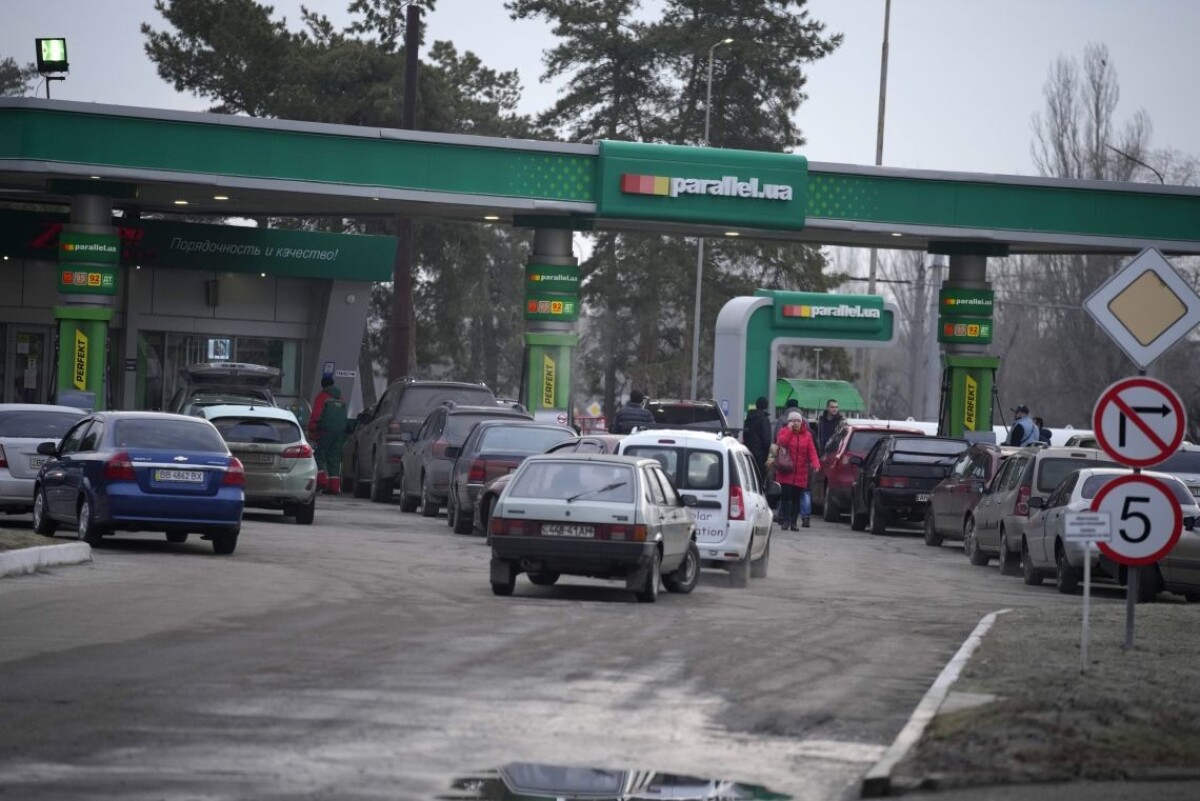 Vodiči čakajú v radoch pred čerpacou stanicou v meste Sjevjerodoneck, tretím najväčším mestom Luhanskej oblasti.