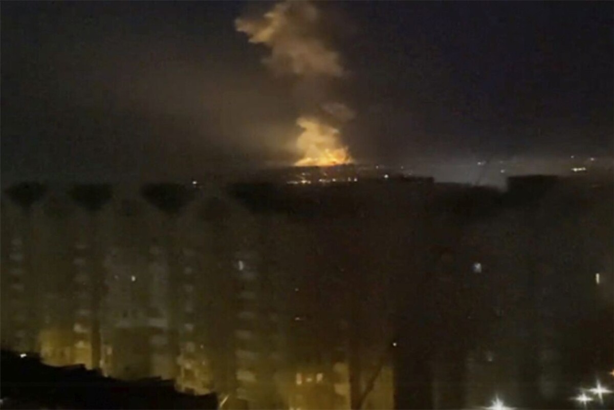 V oblasti blízko rieky Dneper v Kyjeve vidieť výbuchy.