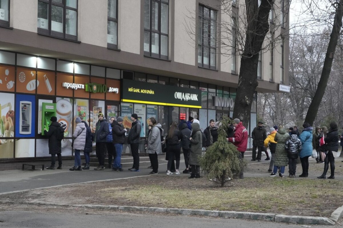 Ľudia čakajú pred bankomatom, aby si vybrali peniaze v Kyjeve vo štvrtok 24. februára.