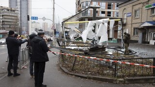 FOTO Škody po výbuchoch v Kyjeve, masový únik z metropoly. Ako to vyzerá po prvých hodinách invázie?
