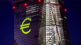 Euro sa stabilizovalo, zostáva pod paritou s dolárom