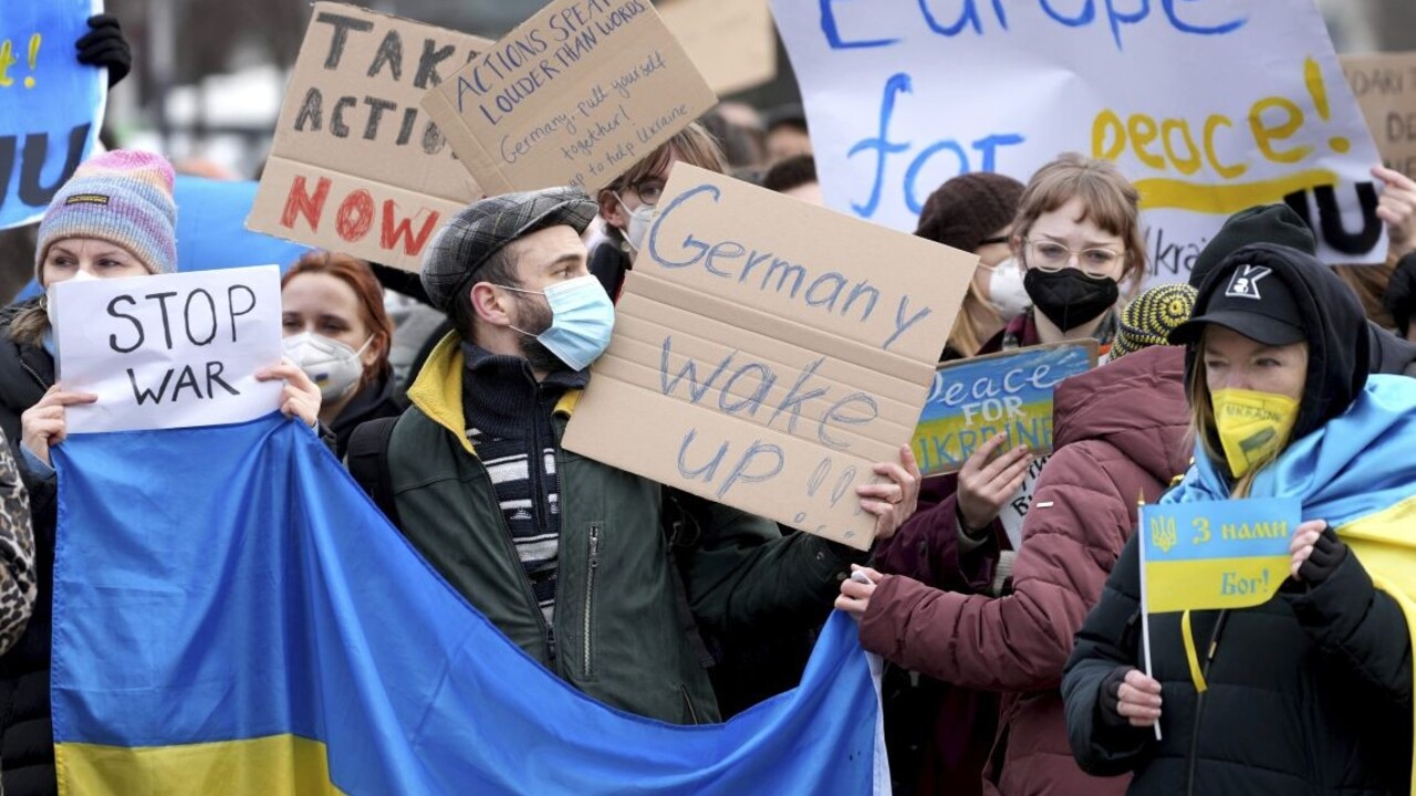 Proti invázii na Ukrajine protestovali ľudia po celom svete. V Rusku demonštrujúcich zatýkala polícia