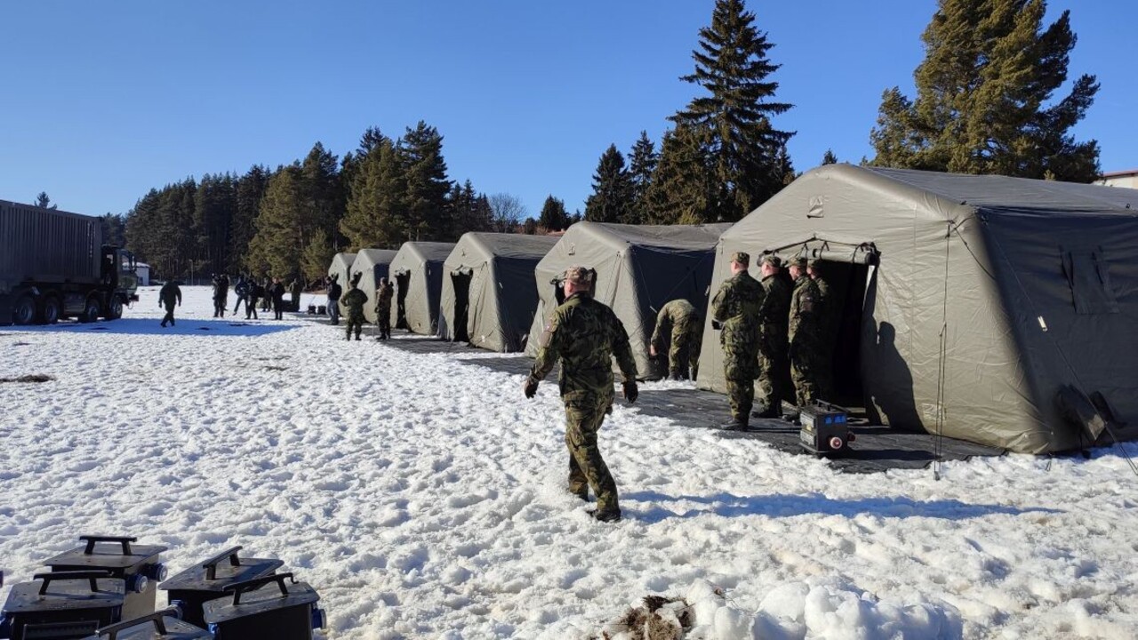 Česká vláda schválila vyslanie vojakov na Slovensko, pomôcť majú aj s migráciou