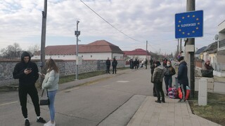 Colníci pomáhajú matkám tlačiť kočíky. Na slovenské hranice prichádzajú Ukrajinci aj pešo, aká je tam situácia?