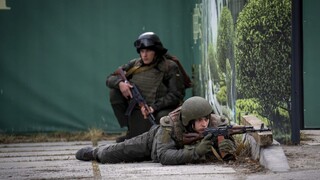 Ukrajincom sa darí úspešne odrážať ruské útoky, boje prebiehajú v Kyjeve a na juhu krajiny