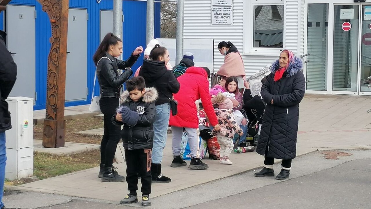 Slovenské hranice za posledný deň prekročilo vyše 10-tisíc ľudí, čakacie doby sú až desať hodín