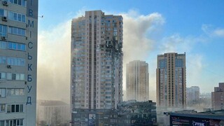 Raketa zasiahla výškovú obytnú budovu v Kyjeve, hlásia najmenej šesť zranených