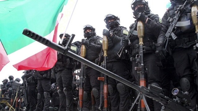 Snímka z prehliadky príslušníkov bezpečnostných síl a vojenskej techniky v Groznom.