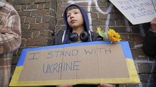 FOTO: Vo viacerých krajinách sa protestuje. Ľudia vyjadrujú nespokojnosť s vojnou na Ukrajine