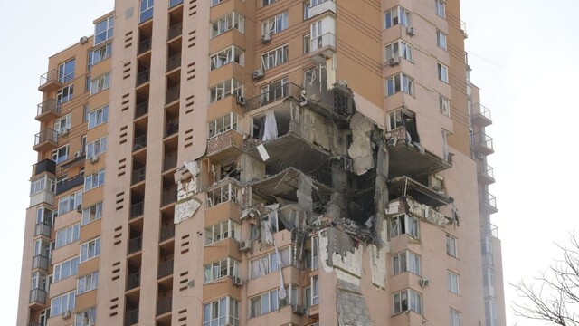 Poškodená bytovka po raketovom útoku v Kyjeve.