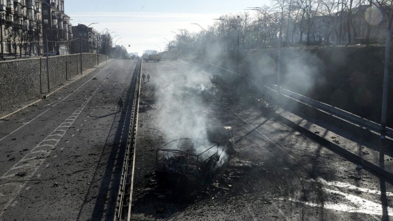 Na Ukrajine postrelili dvoch dánskych novinárov, na ich auto pálili neznámi strelci