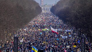 FOTO: Pochod v nemeckej metropole Berlín na znak solidarity s Ukrajinou. Zúčastniť sa ho malo až pol milióna ľudí